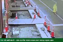 Dừng đèn đỏ, vô tình chứng kiến cảnh đáng sợ lúc nửa đêm