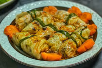 Bắp cải cuộn nấm mang kho, không cần thịt vẫn thơm ngon, bổ dưỡng