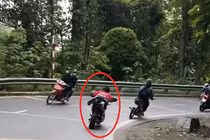 Nằm trên yên xe máy đổ đèo Ba Vì: Kết đắng cho những kẻ thích thể hiện