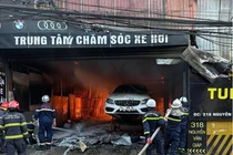Hà Nội: Gara ô tô cháy ngùn ngụt, cột khói bốc cao hàng trăm mét