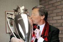 Cup vô địch Premier League đầu tiên của Sir Alex Ferguson và MU