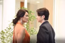 Phát hiện chồng đi du lịch với bồ, vợ cao tay chặn mọi đường