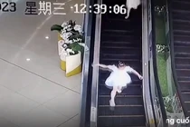Thót tim với màn bé gái cứu bé trai bị kẹt chân vào thang cuốn