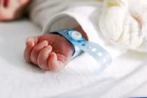 Cháu bé mất tích và cuộc truy bắt kẻ giả làm nhân viên y tế