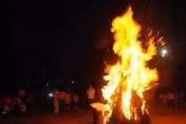 Vì sao nói: "lửa đi ba đường là tắt, người đi ba đường là nghèo"?