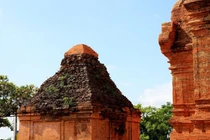 Bí ẩn Tháp cổ Pô Sah Inư ở Bình Thuận