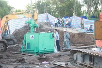 Chuẩn bị kéo trụ bê tông lên, cứu bé trai 10 tuổi gặp nạn