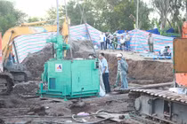 Chuẩn bị kéo trụ bê tông lên, cứu bé trai 10 tuổi gặp nạn