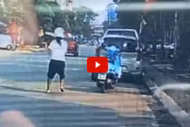 Đang đi, cô gái nhảy ra để xe máy tự đâm vào đuôi ô tô