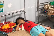 Bé gái nguy kịch vì mua nước ở cổng trường bị đưa nhầm chai axit