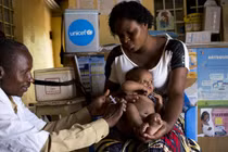 Cảnh báo tình trạng tiêm chủng giảm xuống trong dịch COVID-19