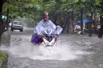 Hôm nay, Hà Nội vẫn có mưa to, gió giật