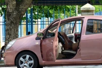 Nam thanh niên tự lột quần áo, nằm ngủ ngoài đường