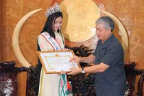 Tại sao xây trụ sở nguy nga như cung điện?