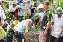 Cận cảnh người dân “khai quật”... thuốc trừ sâu