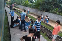 Sạt lở đất, hàng loạt chuyến tàu lên Lào Cai kẹt cứng