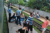 Sạt lở đất, hàng loạt chuyến tàu lên Lào Cai kẹt cứng