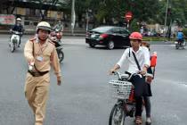 CSGT "bắt" học sinh đi xe đạp điện vi phạm