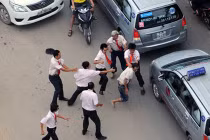 Hàng chục tài xế đánh nhau như phim ở TP.HCM