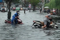 Mưa lớn, Sài Gòn lại vật lộn với nước ngập