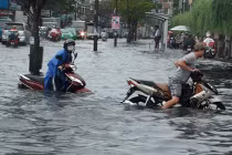 Mưa lớn, Sài Gòn lại vật lộn với nước ngập