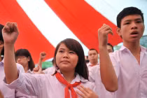 Hát Quốc ca... bằng tay trong lễ khai giảng