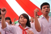 Hát Quốc ca... bằng tay trong lễ khai giảng