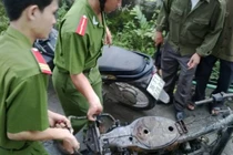 Trộm chó bị dân làng đánh và đốt xe máy