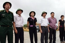 Nữ Bí thư Ninh Bình đội mũ cối thị sát chống bão