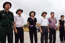 Nữ Bí thư Ninh Bình đội mũ cối thị sát chống bão