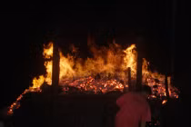 Cháy chợ vùng biên, hàng trăm người hoảng loạn tháo chạy 