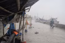 Thủy triều dâng, mưa lớn ở ven biển Thanh Hóa