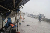 Thủy triều dâng, mưa lớn ở ven biển Thanh Hóa