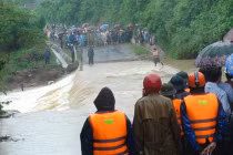 Toàn cảnh vụ xe bị lũ cuốn, 5 người mất tích