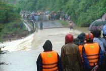 Toàn cảnh vụ xe bị lũ cuốn, 5 người mất tích