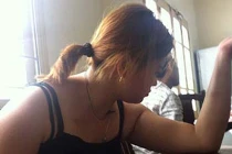 Gái mại dâm quyết không mặc đồ, cắn tay cảnh sát