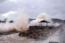 Tận mắt sóng biển “bom tấn” cao chục mét ở Đồ Sơn