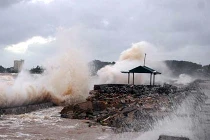 Tận mắt sóng biển “bom tấn” cao chục mét ở Đồ Sơn