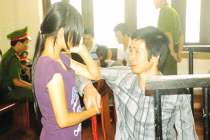 Lạnh lùng chích điện giật chết vợ trong nhà tắm