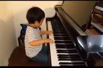 Clip thần đồng gốc Việt Evan Le chơi Hành khúc Thổ Nhĩ Kỳ