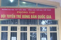 Huấn luyện viên quốc gia đánh VĐV tuyển trẻ bóng bàn