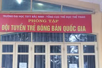 Huấn luyện viên quốc gia đánh VĐV tuyển trẻ bóng bàn