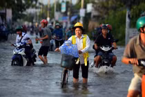 Ảnh: Dân Sài Gòn dầm mình lội nước bước vào ngày mới