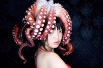 Quằn quại chụp ảnh với bạch tuộc khổng lồ