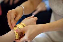 Đỏ mặt tía tai khi mẹ chồng đọc to lượng vàng trao trong lễ cưới