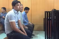 Hàng xóm hỗn chiến vì bãi phân bò trước cổng bốc mùi