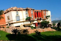 Những ngôi nhà lộn ngược vô cùng kỳ dị trên thế giới