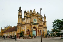 Tiếc ngẩn ngơ tại hiện trường cháy nhà thờ cổ 130 năm tuổi