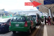 Ô tô sẽ bị cẩu nếu đỗ quá 3 phút ở sân bay Tân Sơn Nhất