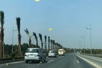 Khó xử lý xe tang rải vàng mã ra đường